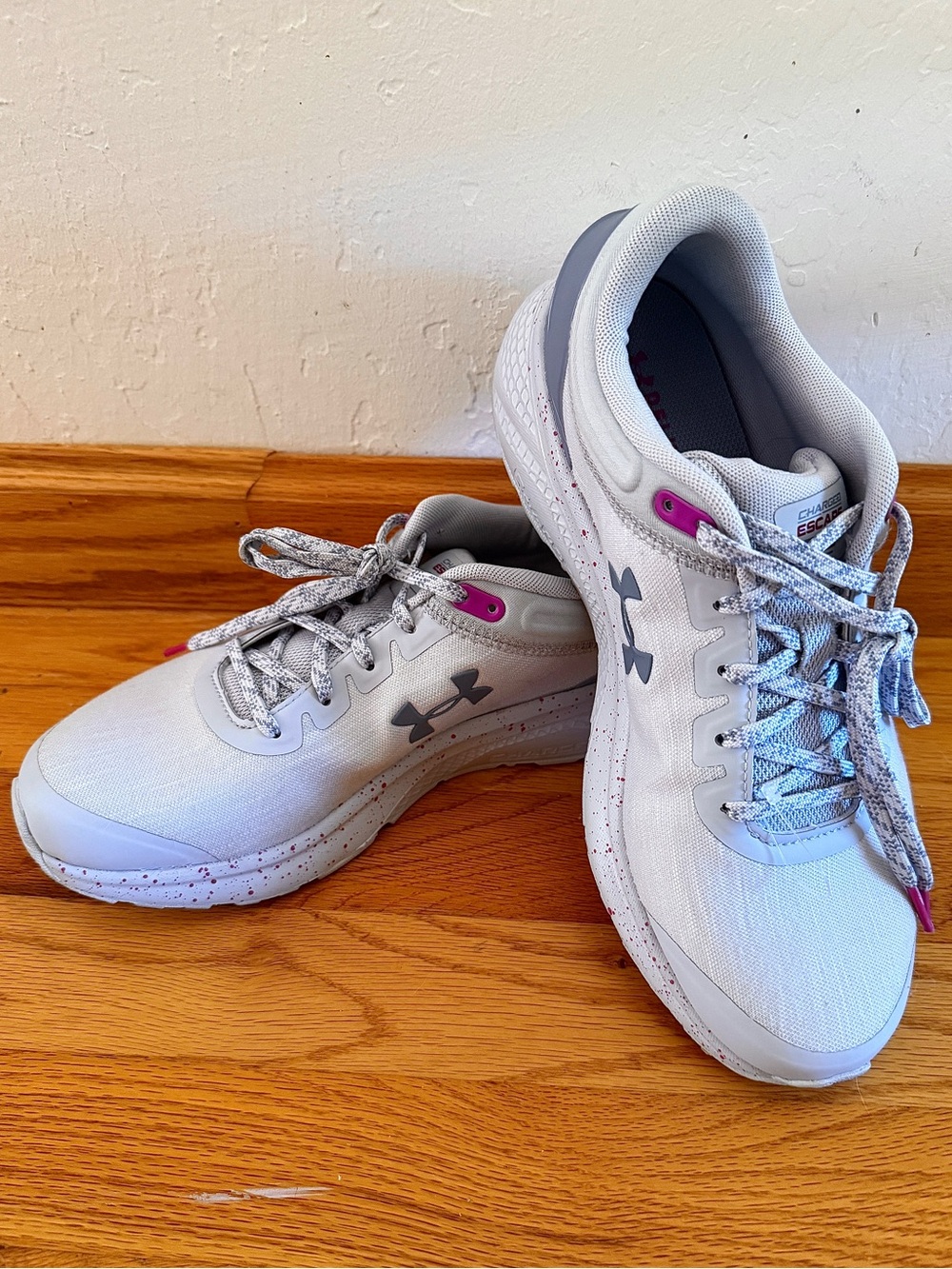NWOT Under Armour Charged Escape 3 Evo Running Shoes Women’s 8.5 Gray Pink
